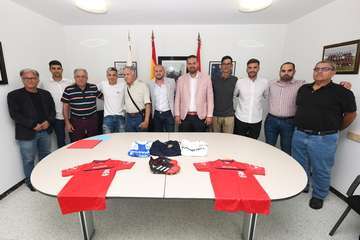 Firma del convenio entre el jugador Roque Mesa y la UD Telde (Foto TA)